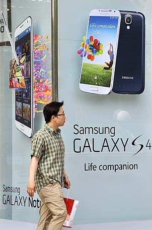 A man walks past a signboard advertising Samsung Electronics smart phones at a Samsung mobile shop in Seoul. Photo:AFP / Jung Yeon-Je A man walks past a signboard advertising Samsung Electronics smart phones at a Samsung mobile shop in Seoul. Photo:AFP / Jung Yeon-Je