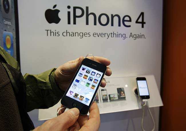 A US trade agency on Tuesday June 4, 2013 issued a ban on imports of Apple's iPhone 4 and a variant of the iPad 2 after finding the devices violate a patent held by South Korean rival Samsung Electronics. Photo: AP/Paul Sakuma A US trade agency on Tuesday June 4, 2013 issued a ban on imports of Apple's iPhone 4 and a variant of the iPad 2 after finding the devices violate a patent held by South Korean rival Samsung Electronics. Photo: AP/Paul Sakuma