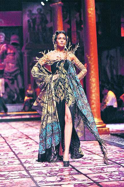 A model showcases Suneet Varma's creation A model showcases Suneet Varma's creation
