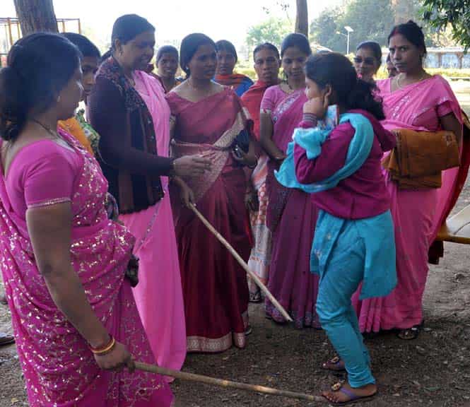 Gulabi gang women punish a couple who were dating at Sidhu Kanhu park in Ranchi. (HT photo) 
</div)