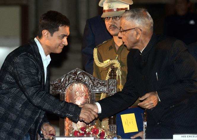 Aamir Khan with West Bengal governor MK Narayanan at the lit fest.