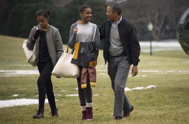 Obama with his daughters Sasha (C) and Malia as they arrive back at the White House in Washington. (AFP photo)</strong) Obama with his daughters Sasha (C) and Malia as they arrive back at the White House in Washington. (AFP photo)</strong)