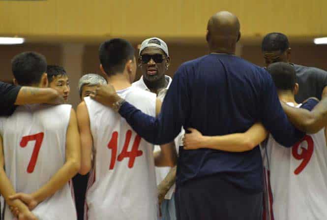 Former NBA basketball star Dennis Rodman takes part in a practice session with North Korean basketball players and other former NBA stars in Pyongyang. (Reuters)</font></em></strong) Former NBA basketball star Dennis Rodman takes part in a practice session with North Korean basketball players and other former NBA stars in Pyongyang. (Reuters)</font></em></strong)