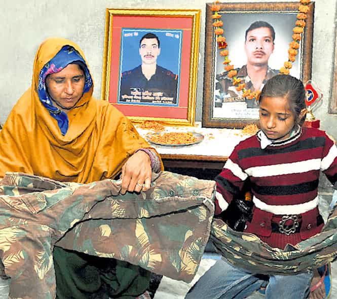 Subedar Kanwar Pal Singh's family mourns his death. (Sushil Kumar/ HT Photo)</font></em) Subedar Kanwar Pal Singh's family mourns his death. (Sushil Kumar/ HT Photo)</font></em)