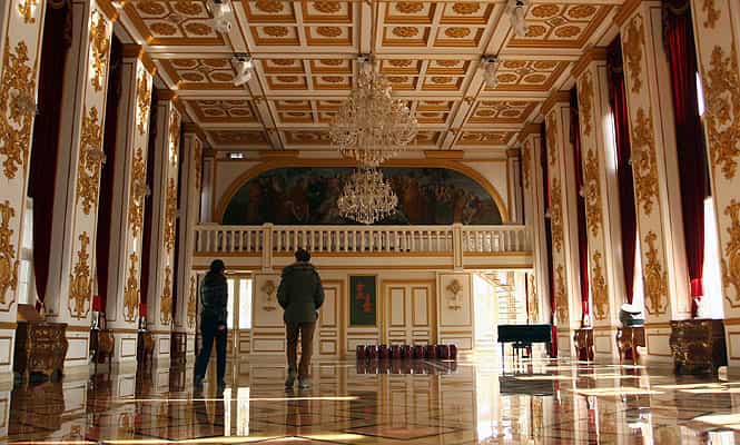 This picture shows a replica of Versailles, built by Chinese multi-millionaire Zhang Yue, in Changsha, China's Hunan province. (AFP Photo)
</div) This picture shows a replica of Versailles, built by Chinese multi-millionaire Zhang Yue, in Changsha, China's Hunan province. (AFP Photo)
</div)
