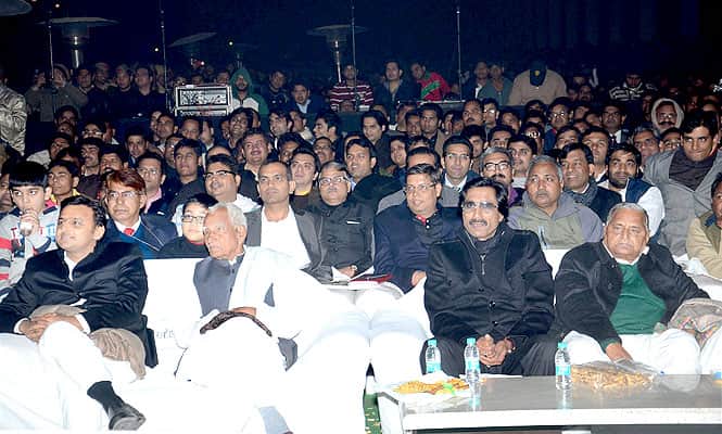 Samajwadi Party chief Mulayam Singh Yadav, UP CM Akhilesh Yadav and others at Saifai Mahotsav. (PTI photo)</strong)