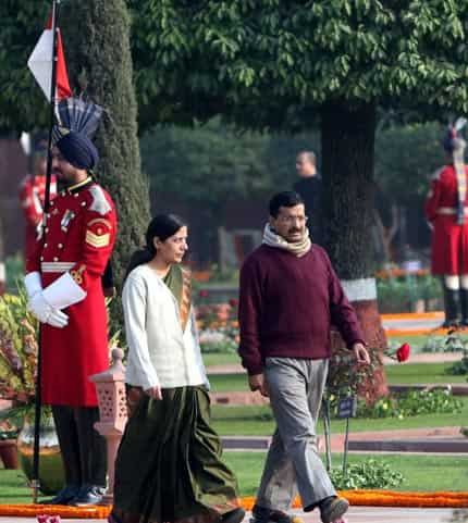 Arvind Kejriwal with his wife at a reception hosted by the President on the occasion of 65th Republic Day at Rashtrapati Bhavan in New Delhi. (PTI)</font></strong> 
</div)