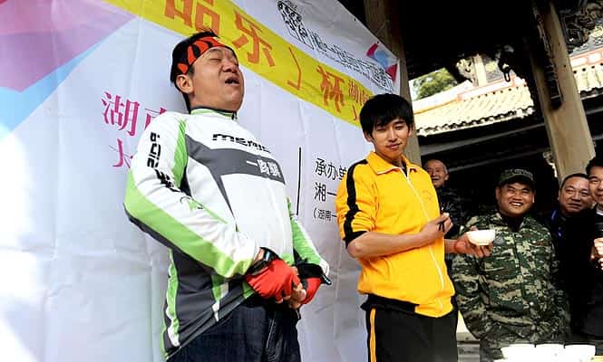 Pan Yizhong during an eating race in Hunan, where after swallowing two dozen bowls of noodles, he had barely broken sweat and announced his hunger for more. (AFP)</font></strong)