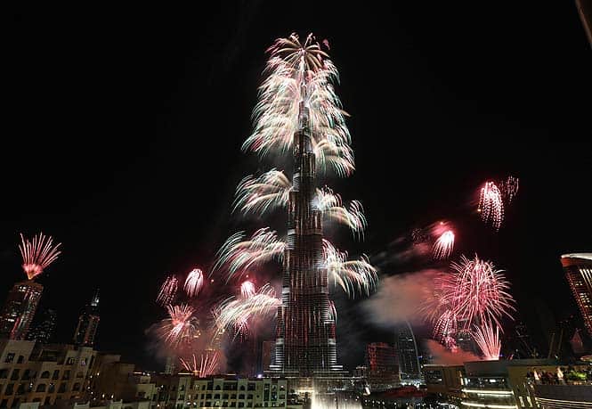 Fireworks explode from the Burj Khalifa, the world's tallest tower in Dubai to celebrate the New Year. (AFP)</font></em></strong)