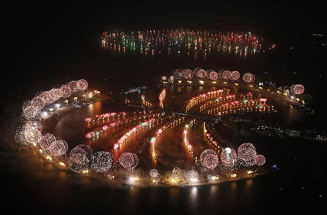 Glittering fireworks display over Palm Jumeirah in Dubai. (AFP)</font></em></strong)