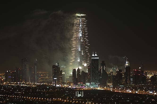 Dubai kicked off New Year with a dazzling bid for a new world record to cap those the Gulf city state already holds for its mammoth property developments. (AFP)</font></em></strong)