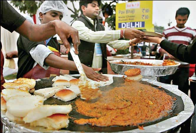 Mumbai'deki bir Hint sokak yemeği tezgahında Masala limonlu soda