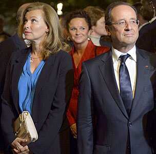 A file photo of Hollande and Valerie Trierweiler visiting Ground Zero in New York. (AFP photo)</strong) A file photo of Hollande and Valerie Trierweiler visiting Ground Zero in New York. (AFP photo)</strong)