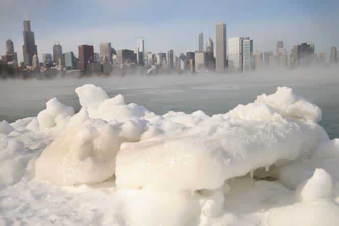 Ice builds up along Lake Michigan as temperatures dipped well below zero in Chicago, Illinois. (AFP photo)</strong) Ice builds up along Lake Michigan as temperatures dipped well below zero in Chicago, Illinois. (AFP photo)</strong)