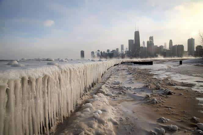 Chicago hit a record low of -16 degree Fahrenheit as a polar air mass brought the coldest temperatures in about two decades into the city. (AFP photo)</strong) Chicago hit a record low of -16 degree Fahrenheit as a polar air mass brought the coldest temperatures in about two decades into the city. (AFP photo)</strong)