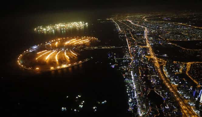 Dubai kicked off New Year with a dazzling bid for a new world record to cap those the Gulf city state already holds for its mammoth property developments. (AFP photo)</strong) Dubai kicked off New Year with a dazzling bid for a new world record to cap those the Gulf city state already holds for its mammoth property developments. (AFP photo)</strong)