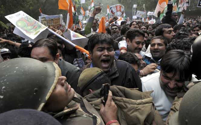 Congress activists protest as they march towards BJP president Rajnath Singh in New Delhi. (Sonu Mehta/ HT photo)</strong)