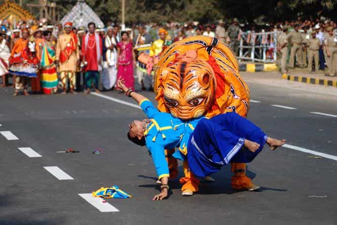 Traditional dancers from Odisha perform the Tiger Dance during Republic Day celebrations in Bhubaneswar. (AFP photo)</strong)