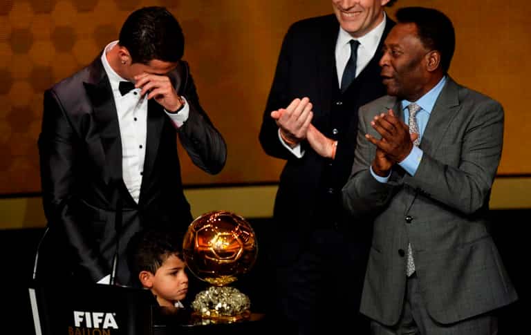 Cristiano Ronaldo cries next to his son Cristiano Ronaldo Junior after receiving the 2013 FIFA Ballon d'Or award for player of the year at Kongresshaus in Zurich. (AFP photo)</strong) Cristiano Ronaldo cries next to his son Cristiano Ronaldo Junior after receiving the 2013 FIFA Ballon d'Or award for player of the year at Kongresshaus in Zurich. (AFP photo)</strong)