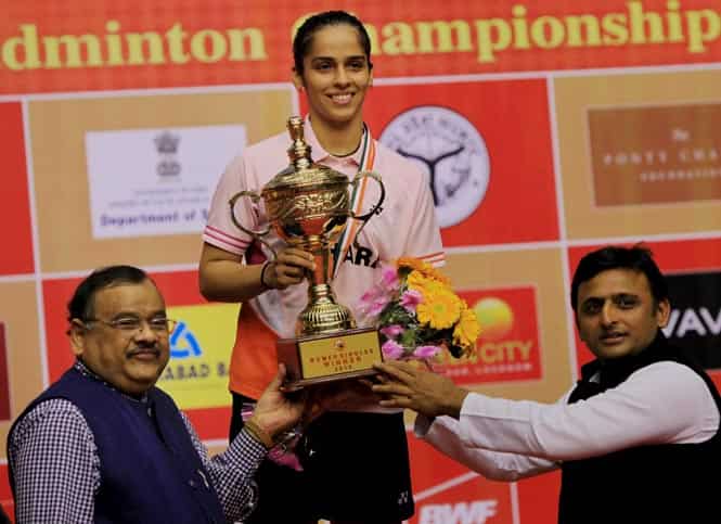 Uttar Pradesh chief minister Akhilesh Yadav gives the trophy to Saina Nehwal who won the women title of Syed Modi International India Grand Prix Gold Badminton Championship in Lucknow. (PTI photo)</font></strong) Uttar Pradesh chief minister Akhilesh Yadav gives the trophy to Saina Nehwal who won the women title of Syed Modi International India Grand Prix Gold Badminton Championship in Lucknow. (PTI photo)</font></strong)