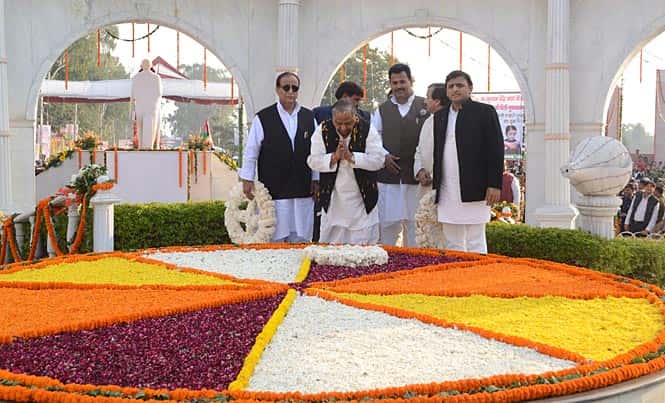 Mulayam Singh pays floral tribute to Mahatma Gandhi at Gandhi Samadhi in Rampur on Friday. (HT photo)</i> 
</div)