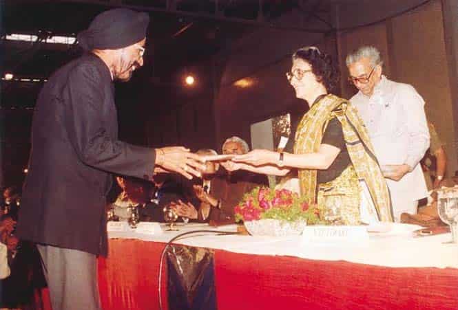 Harpal Singh receives the car keys of the first M800 from Indira Gandhi on December 14, 1983.(Company archives) End of the road for India's beloved Maruti 800, company stops production