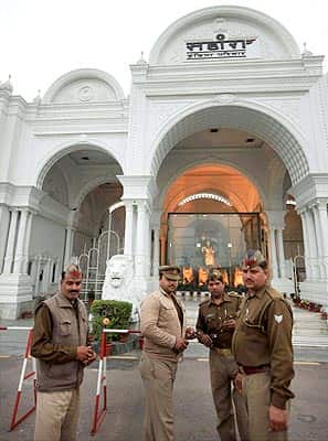 A UP police team at Sahara Shahar in Lucknow to execute thenon-bailable warrant issued by SC against Roy. (PTI Photo)</em) A UP police team at Sahara Shahar in Lucknow to execute thenon-bailable warrant issued by SC against Roy. (PTI Photo)</em)