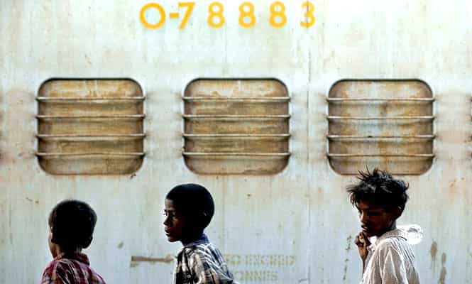 Street children look for recycleables which they can sell on to local buyers in Jhansi railway station. (AFP Photo) 
</div)