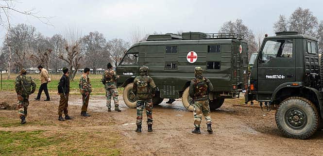 Indian army soldiers stand alongside an ambulance carrying the bodies of soldiers killed inside a army camp at Safapora some 20 kms (12 miles) from Srinagar (AFP photo)</strong) Indian army soldiers stand alongside an ambulance carrying the bodies of soldiers killed inside a army camp at Safapora some 20 kms (12 miles) from Srinagar (AFP photo)</strong)