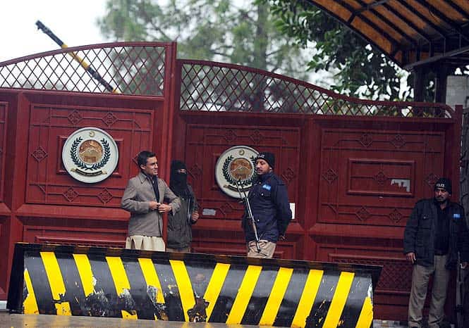Pakistani policemen stand guard outside the Khyber Pakhtunkhwa House, where negotiations took place between Pakistani government officials and Taliban representatives, in Islamabad (AFP Photo) Pakistani policemen stand guard outside the Khyber Pakhtunkhwa House, where negotiations took place between Pakistani government officials and Taliban representatives, in Islamabad (AFP Photo)