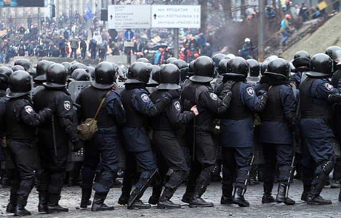 Riot police face anti-government protesters during clashes central Kiev. (AFP photo)</strong) Riot police face anti-government protesters during clashes central Kiev. (AFP photo)</strong)