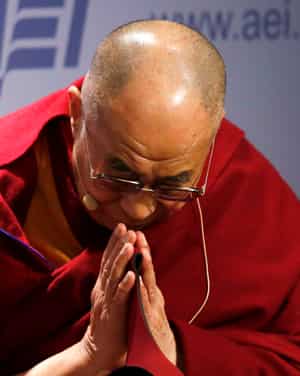 The Dalai Lama greets the audience at the American Enterprise Institute in Washington. (Reuters photo)</strong> 
</div)