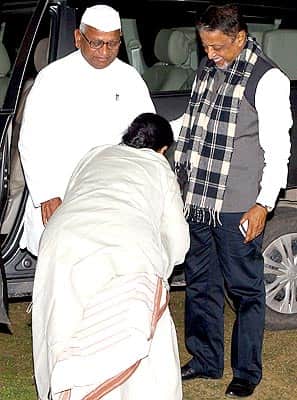 West Bengal chief minister Mamata Banerjee seeks blessing of social activist Anna Hazare during their meeting in New Delhi. (PTI Photo)</em>
</div) West Bengal chief minister Mamata Banerjee seeks blessing of social activist Anna Hazare during their meeting in New Delhi. (PTI Photo)</em>
</div)