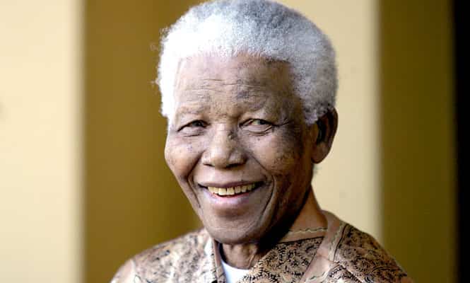 A file photo shows former South African President Nelson Mandela during a press conference in Johannesburg. (AFP)</font></strong)