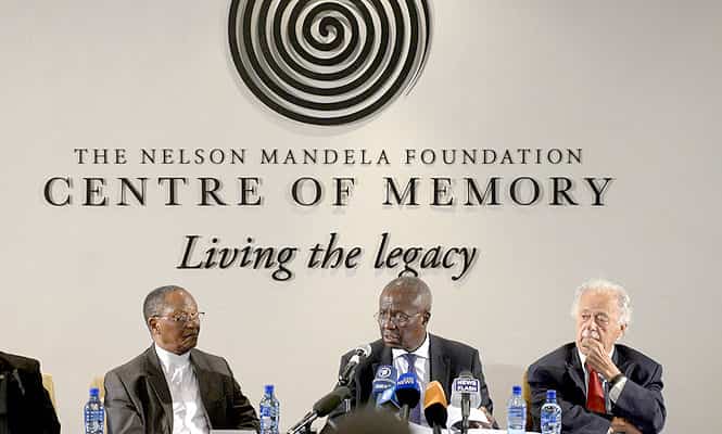 Dikgang Moseneke (C) and George Bizos (R), executors of the Nelson Mandela estate at a press conference, two months after the revered statesman's passed away. (AFP)</font></strong)