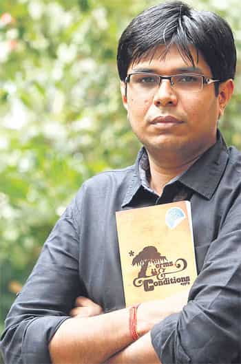 Divya Prakash Dubey with his book (HT photo) </div)