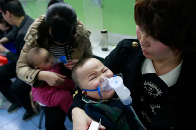 Children with respiratory illness receive treatment at a hospital in Beijing. (Reuters photo)</strong) Children with respiratory illness receive treatment at a hospital in Beijing. (Reuters photo)</strong)