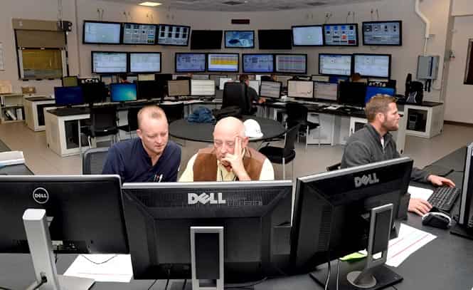 (L-R) NRG Energy senior controls engineer Philip Spinks, operations consultant Ron York and BrightSource Energy technician Carl Maassberg monitor a workstation in the control room of the Ivanpah Solar Electric Generating System. (AFP photo) (L-R) NRG Energy senior controls engineer Philip Spinks, operations consultant Ron York and BrightSource Energy technician Carl Maassberg monitor a workstation in the control room of the Ivanpah Solar Electric Generating System. (AFP photo)