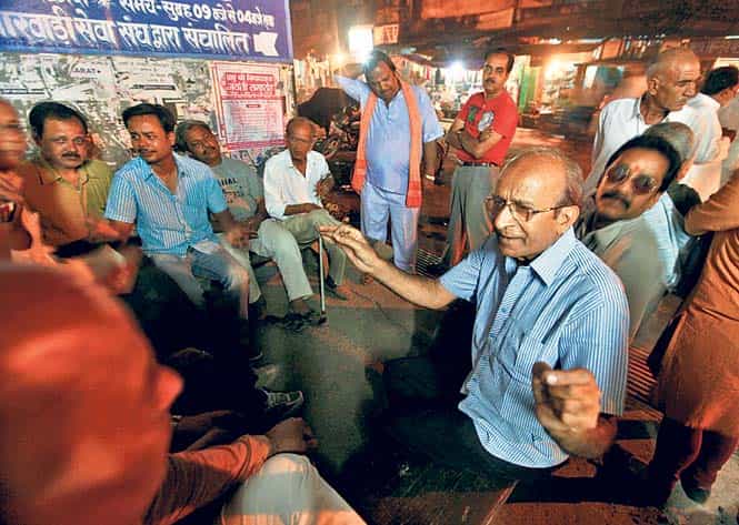 A discussion on the political fortunes of Modi and Kejriwal at Varanasi’s famous Pappu chai stall. The stall used to be a hub of poets, artists, writers and professors, who would gather every evening to discuss politics. Now, it is an adda for supporters of the BJP, and lately, Narendra Modi. (Raj K Raj/HT photo)