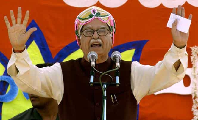 A file photo of the deputy prime minister LK Advani gesturing during his speech at a public rally in Tumkur in Bangalore. (AFP photo)</em)