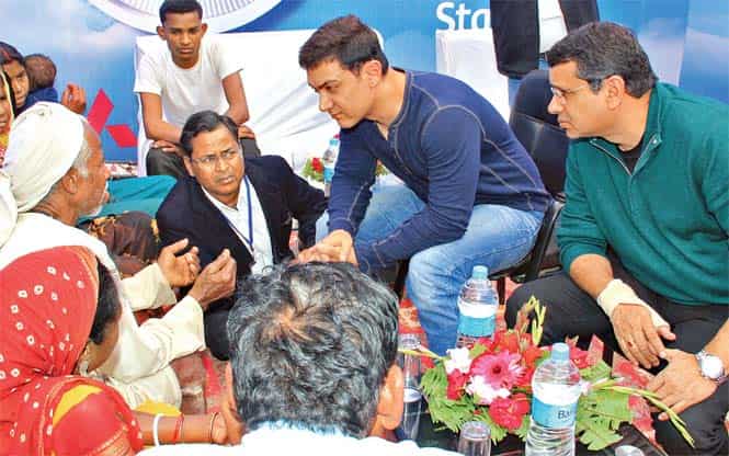 Actor Aamir Khan and Star India CEO Uday Shankar on the sets of the show. (HT Photo)</strong) Actor Aamir Khan and Star India CEO Uday Shankar on the sets of the show. (HT Photo)</strong)