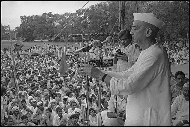 A file photo of former prime minister Charan Singh at the India Gate in New Delhi in August 1980. (HT photo/Virendra Prabhakar)</em)