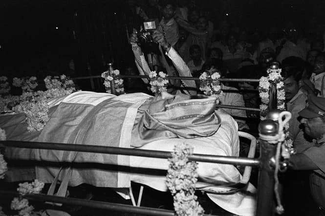 A file photo of former prime minister Indira Gandhi wrapped in tricolour at the hospital where she died after having been shot in front of her residence in New Delhi. (AFP photo)</em)