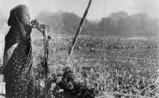 A file photo of prime minister Indira Gandhi adressing a crowd of students at New Delhi on December 1971. (AFP photo)</em)