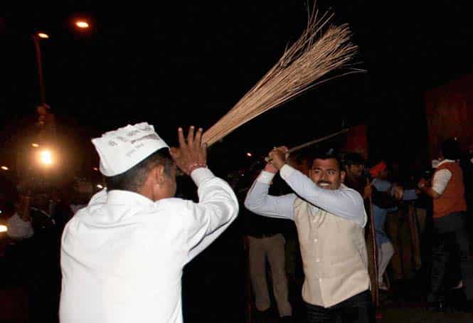 BJP supporters clash with AAP supporters outside the BJP office in Lucknow. (PTI photo)</strong) BJP supporters clash with AAP supporters outside the BJP office in Lucknow. (PTI photo)</strong)