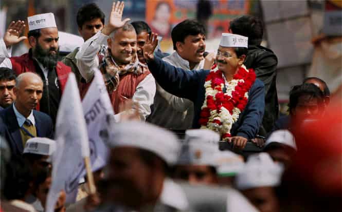 Aam Aadmi Party leader Arvind Kejriwal on his way to Kanpur rally in Unnao. (PTI photo)</strong) Aam Aadmi Party leader Arvind Kejriwal on his way to Kanpur rally in Unnao. (PTI photo)</strong)
