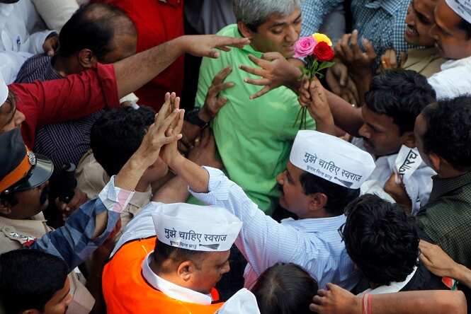 AAP chief Arvind Kejriwal interacts with party supporters on his arrival in Mumbai for campaigning ahead of Lok Sabha polls. (Satish Bate/HT Photo)</em) AAP chief Arvind Kejriwal interacts with party supporters on his arrival in Mumbai for campaigning ahead of Lok Sabha polls. (Satish Bate/HT Photo)</em)