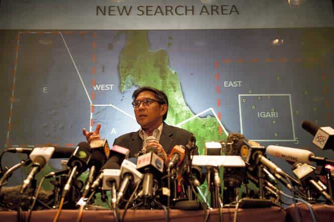 Director general of Civil Avition Department (DCA) Azharuddin Abdul Rahman explains to journalists regarding the new search and rescue areas during a press conference in Sepang. (AFP photo)
</div) Director general of Civil Avition Department (DCA) Azharuddin Abdul Rahman explains to journalists regarding the new search and rescue areas during a press conference in Sepang. (AFP photo)
</div)