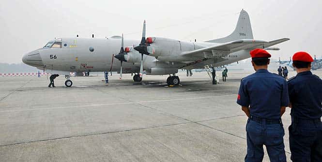 A P3C patrol plane of the Japan Maritime Self-Defense Force sits on the taxi way at Sepang air force base, Malaysia. (AP photo)</strong)