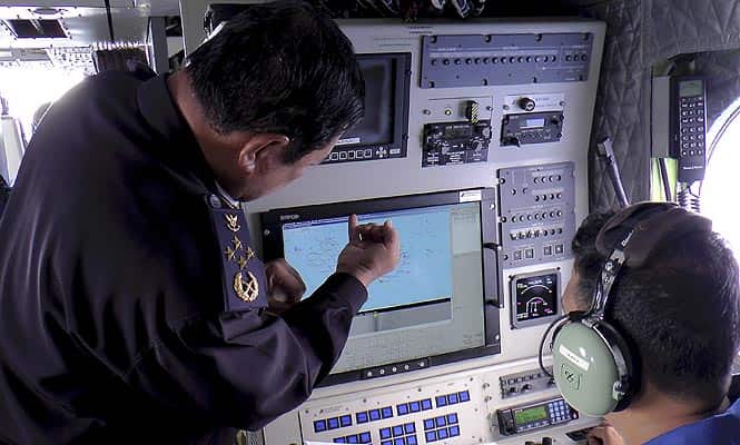 Director general of the Malaysian Maritime Enforcement Agency admiral Mohd Amdan Kurish, left, checks a radar during a searching for the missing Malaysia Airlines plane in Kelantan, Malaysia. (AP photo)</strong>
</div) Director general of the Malaysian Maritime Enforcement Agency admiral Mohd Amdan Kurish, left, checks a radar during a searching for the missing Malaysia Airlines plane in Kelantan, Malaysia. (AP photo)</strong>
</div)